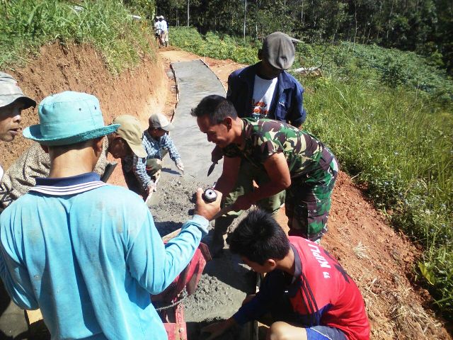 Prajurit Koramil Ambarawa Bantu Cor Jalan Kampung